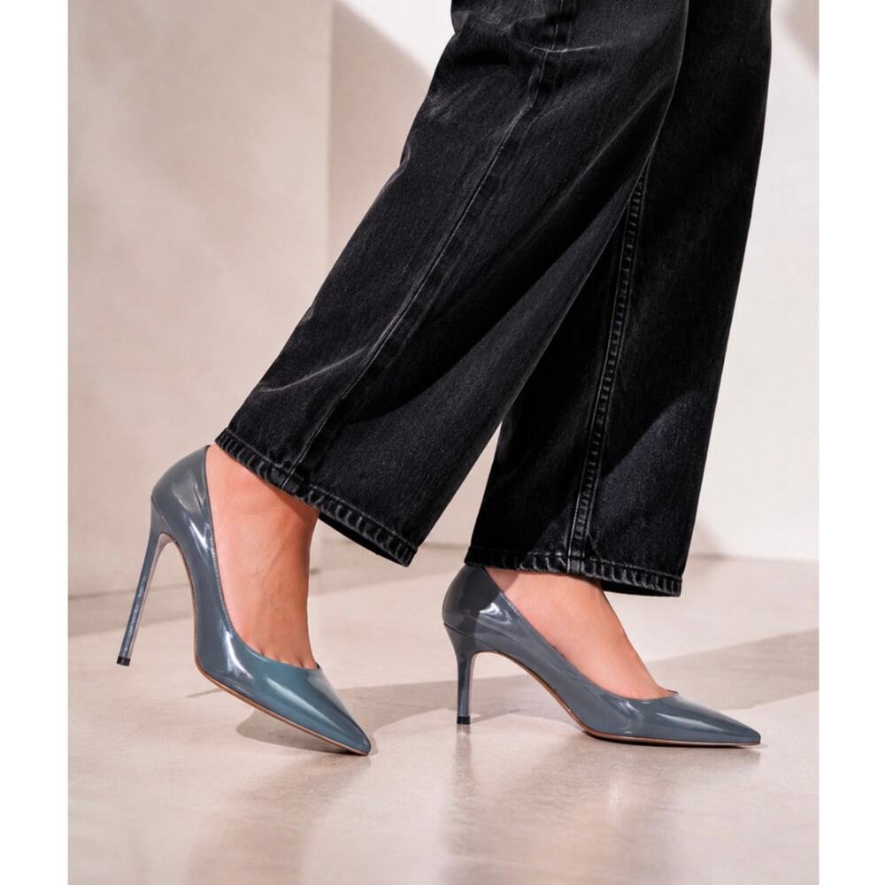 Manolo Blahnik BB Gray Patent Leather Pointed Toe High Heel Pump 38.5